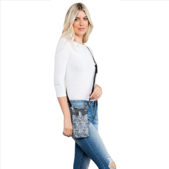 ⚡LAST ONE⚡Black Leopard Print Essentials Crossbody - Picture 5 of 6